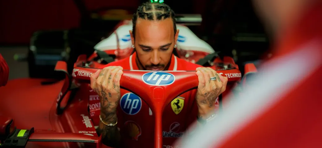 Hamilton e la Ferrari: sull'erba a fine gara per aumentare il peso