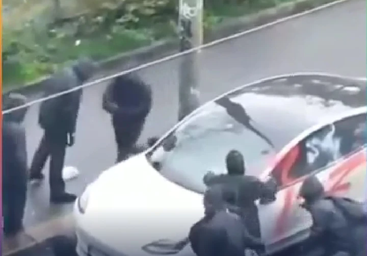 Impazza la protesta contro Tesla anche a Milano, auto vandalizzate
