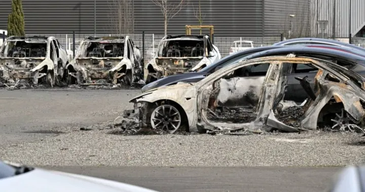 Escalation proteste contro Tesla, incendiato concessionario: 700.000 euro di danni