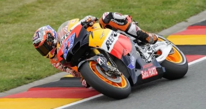 MotoGP, Sachsenring: pole positon per Casey Stoner su Pedrosa e Lorenzo. Disastro Rossi: penultimo a 1"6.