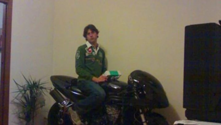 Foto del giorno: la Triumph Daytona dorme in salotto