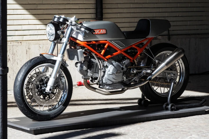 Ducati Monster 900ie diventa una café racer anni '70 da premio