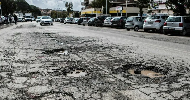 Roma, drastico calo delle denunce per buche stradali: le hanno riparate?