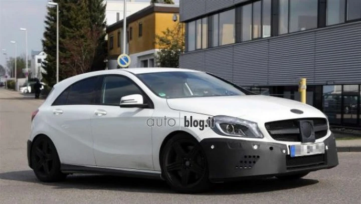 Foto spia Mercedes A25 AMG 2013