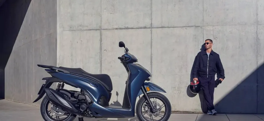 Honda SH350i 2025: restyling e novità tecniche per uno scooter ancora più efficiente e elegante