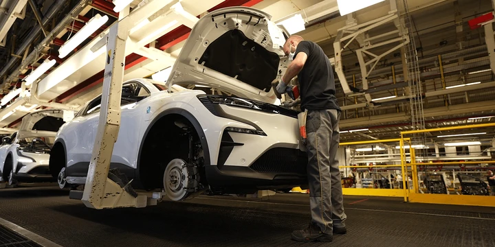 Renault sospende gli ordini per i modelli elettrici e ibridi plug-in