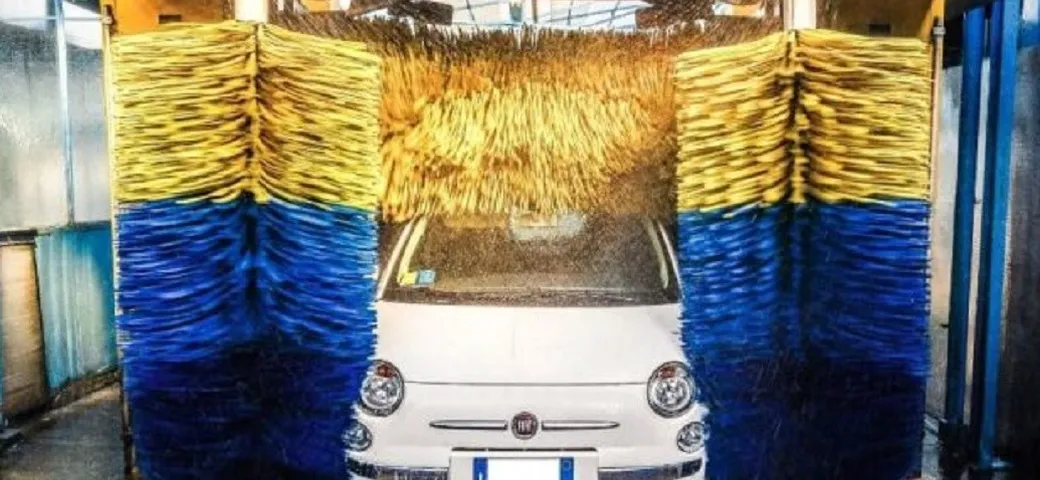 Si può lavare l'auto in zona rossa? Ecco regole e sanzioni