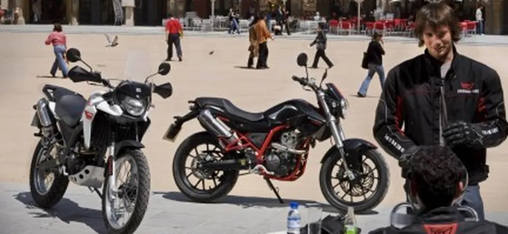 Derbi presenta la Mulhacén Café 125 e la Terra Adventure 125