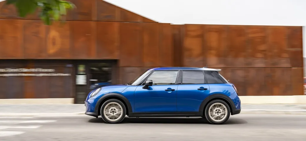 Nuova MINI Cooper S 5 Porte: le novità del modello 2024, più spazio e motore da 204 CV