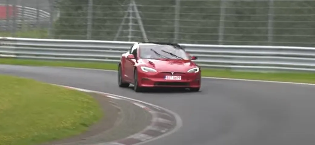 La Tesla Model S Plaid spinta al limite al Nurburgring [Video]