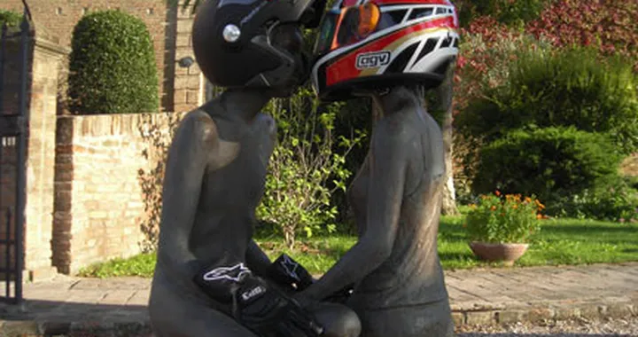 Foto del giorno: la moto-coppia perfetta