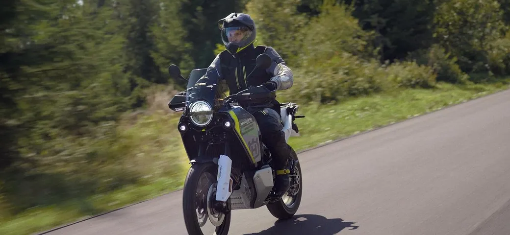 Husqvarna Norden 901 2024: l’iconica moto da viaggio si aggiorna [FOTO]
