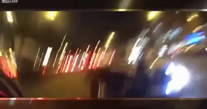 Scooter buttato a terra da un'auto