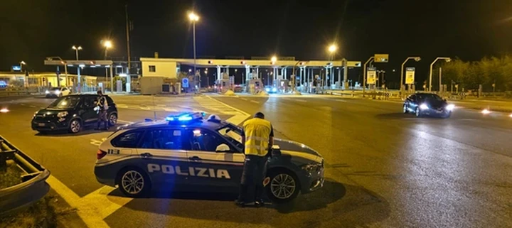 In otto su auto da cinque