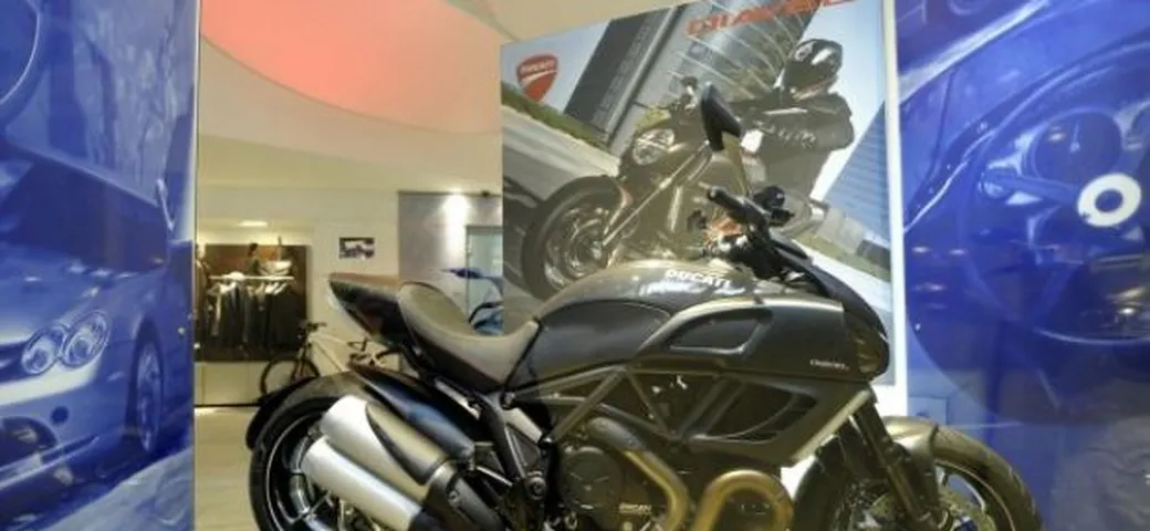Mercedes: la Ducati Diavel esposta nei Mercedes-Benz Spot di Roma e Milano