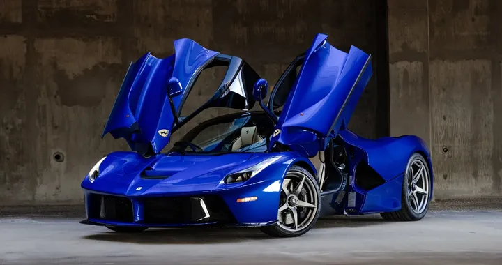 Ferrari LaFerrari: all'asta l'unico esemplare blu elettrico