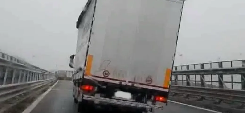 Autostrada A2: le raffiche di vento ribaltano i camion [Video]