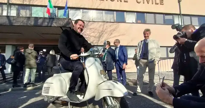 Salvini assegna la prima Targa storica a una Vespa Super Sport del 1965