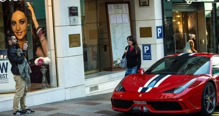 Poveri ma con il macchinone: qualcosa non torna