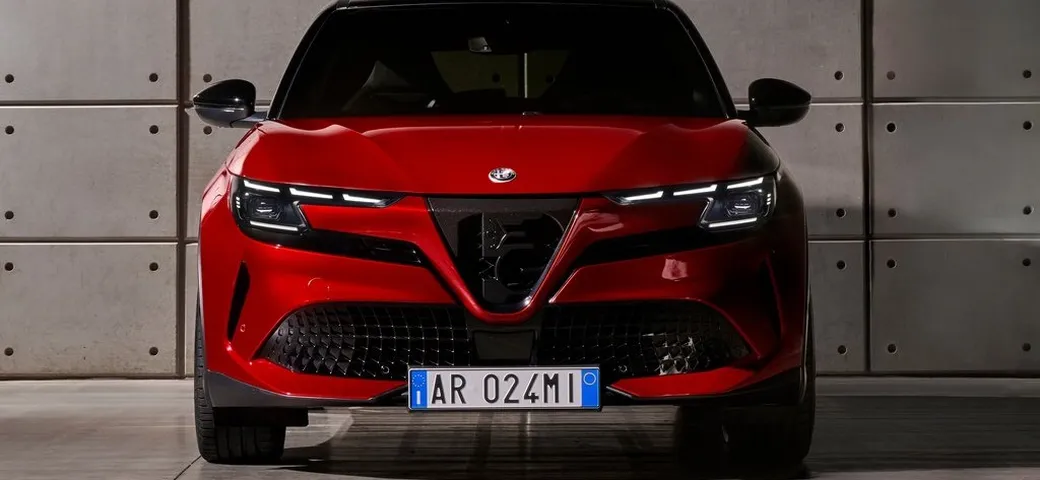 Alfa Romeo: le nuove Stelvio e Giulia presenteranno targhe centrali