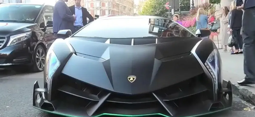 Lamborghini Veneno Roadster blocca il traffico di Londra, spettacolo in città