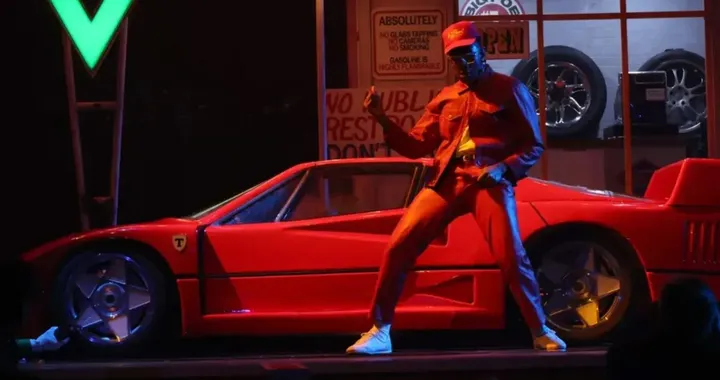 Rapper schianta una Ferrari F40 durante i Grammy 2026: era vera?