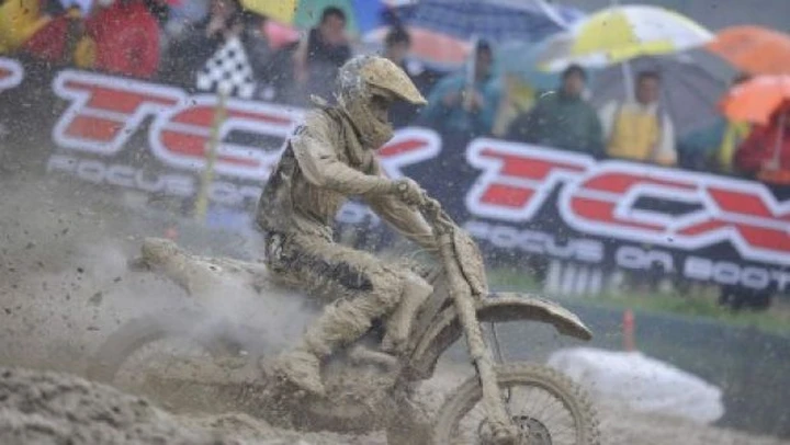 Mondiale Motocross a Faenza: Tanel Leok e Paulin Gautier danzano sotto la pioggia