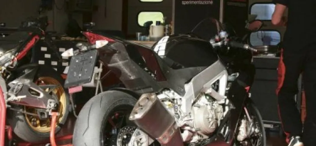 Foto Spia delle Aprilia Tuono V4 e RSV4 R  2010 in pista al Mugello