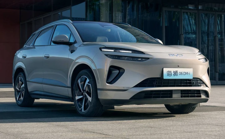 BYD aggiorna la Sealion 06 DM-i: più potenza e 220 km in EV