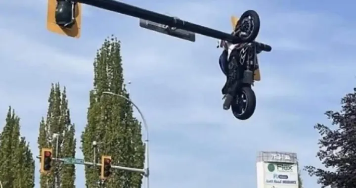 Moto catapultata a 5 metri d’altezza dopo lo schianto con un’auto