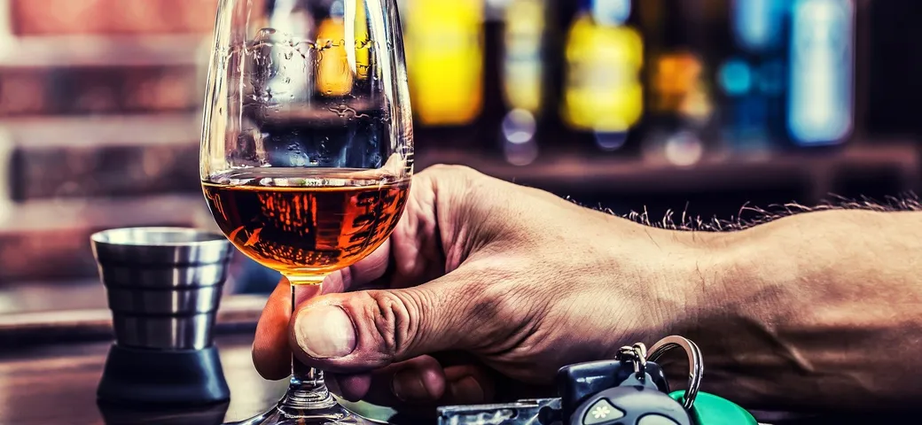 Alcol test: bere un drink con gli amici, cosa si rischia?