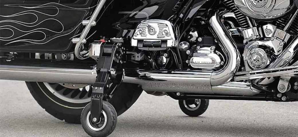 Invecchiare in Harley, con il kit di rotelle da moto