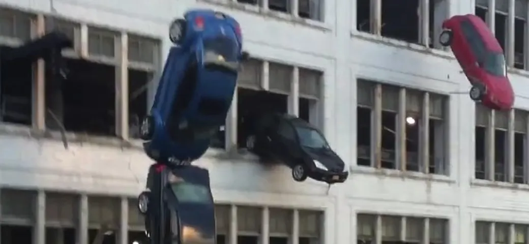 Fast 8: le auto cadono da un palazzo ed esplodono [Video]