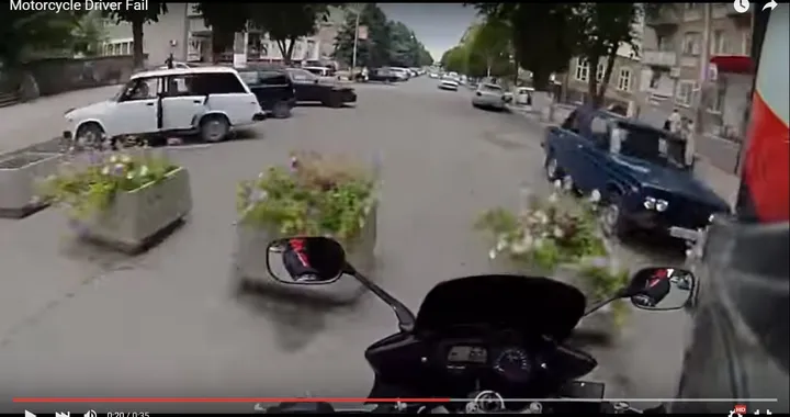 Incidente in moto per un tizio che ignora i divieti [Video]