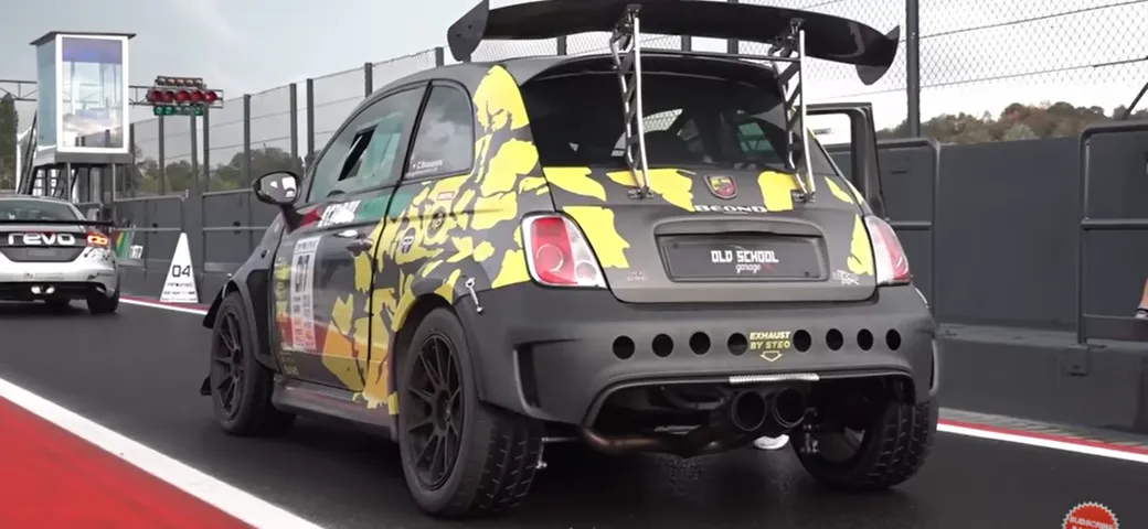 L'Abarth 695 Biposto da 450 cavalli si scatena in pista [Video]