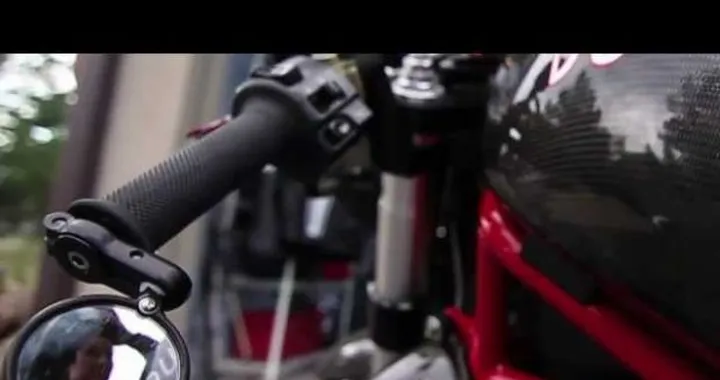 Sexy Bikers: Krystle lava la Ducati Monster /video