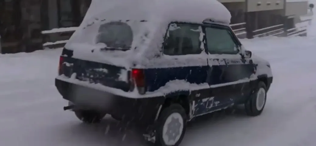 La neve ferma i SUV, ma non la Fiat Panda 4x4 [Video]