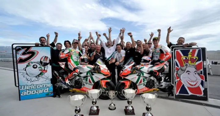 Max Biaggi conquista l'America e la classifica iridata. Trionfo Aprilia. Tonfo di Haslam. Jella per Checa