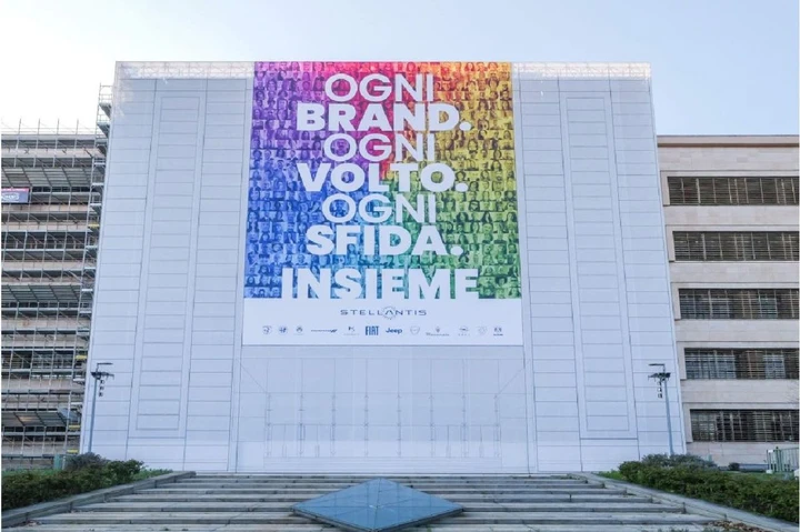 Alla Palazzina di Mirafiori uno striscione omaggi i dipendenti