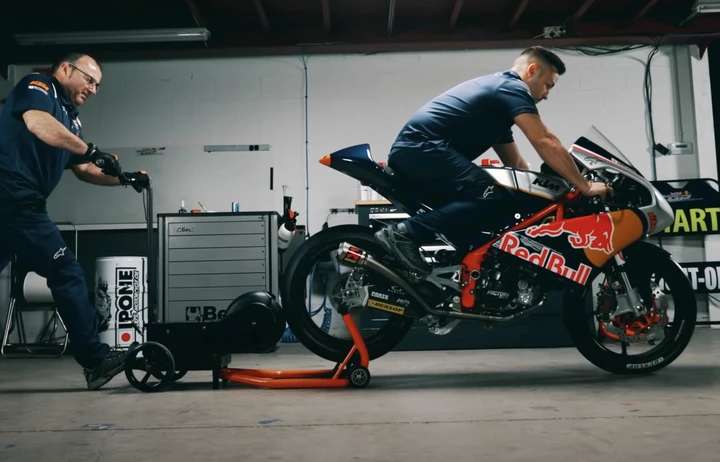 KTM RC250 R: l'assemblaggio completo in un video