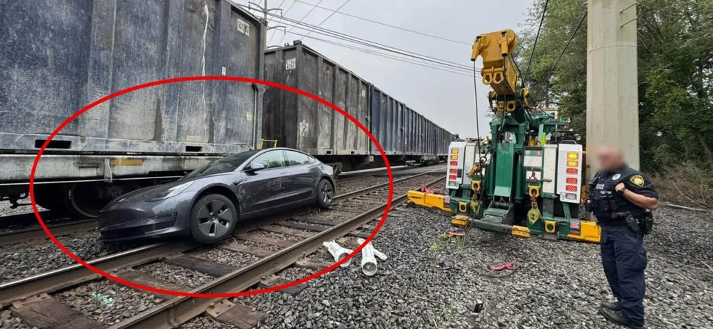 Tesla Model 3 colpita da un treno, colpa dell'Autopilot