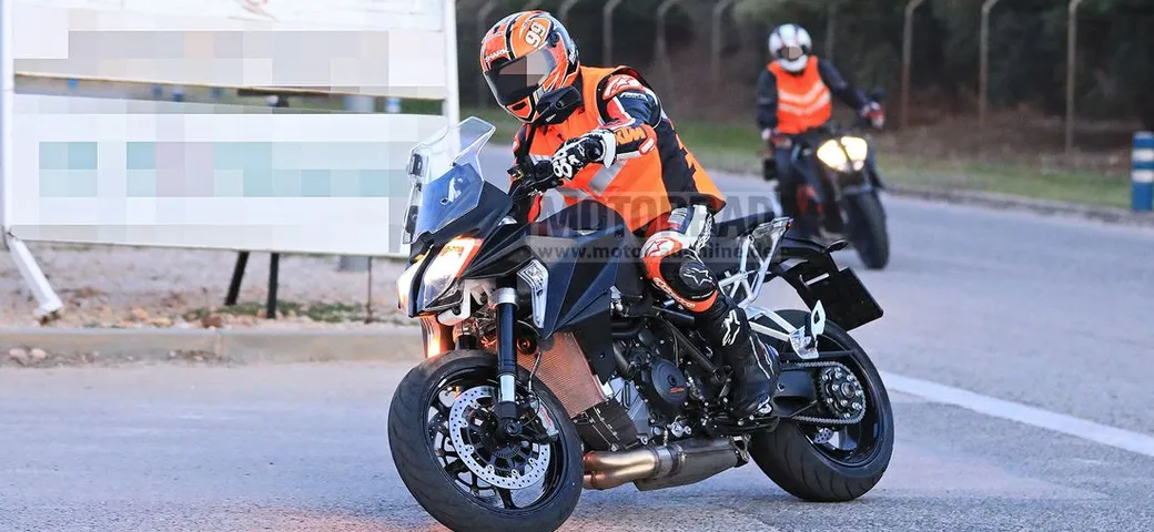 KTM 1290 Super Duke GT 2021: beccata nelle mani di Jeremy McWilliams