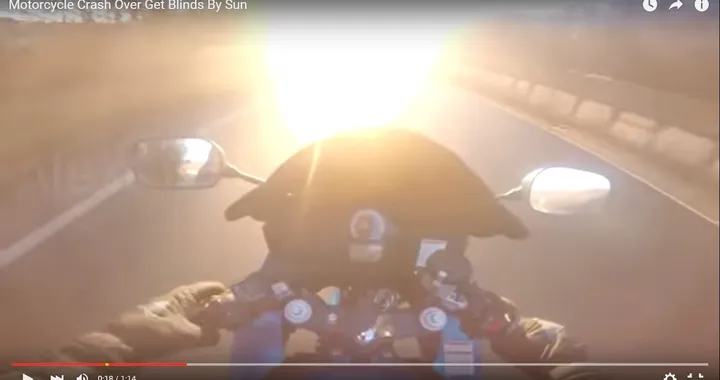 Il Sole basso inganna un motociclista poco prudente, che sbatte [Video]