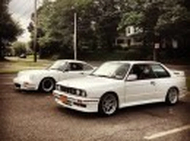 Una BMW M3 e30 sfida una Porsche 911 del 1974