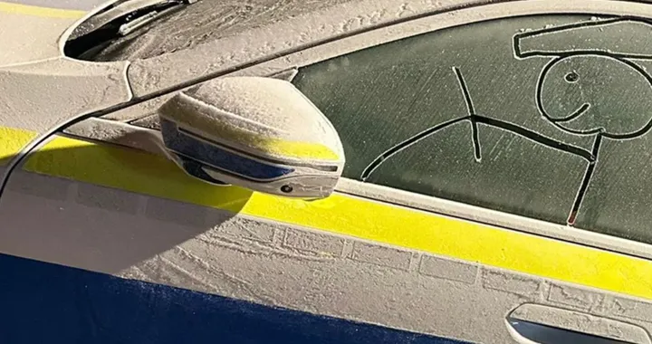 Polizia tedesca usa i vetri ghiacciati per ricordare l'obbligo di pulizia