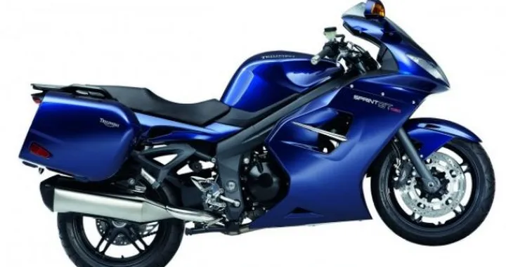 Nuova Triumph Sprint GT 1050 2011: la tre cilindri da turismo si evolve