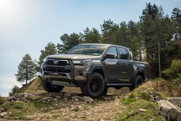 Toyota Hilux AT33 Arctic Trucks: debutta in Italia