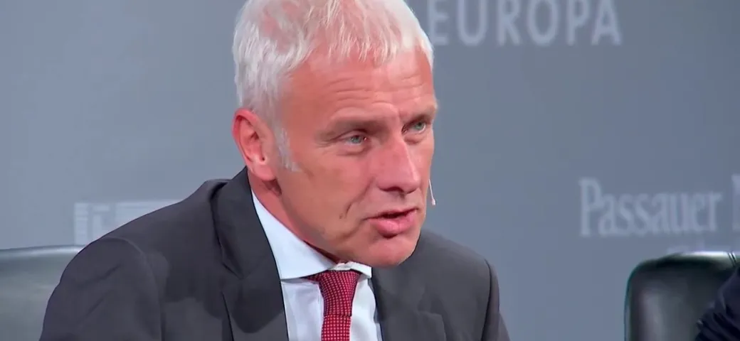VW contro Tesla: produce a stento 80 mila auto e licenzia i dipendenti