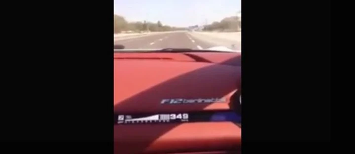 A 350 km/h in autostrada con una Ferrari F12berlinetta. Guida Vettel?
