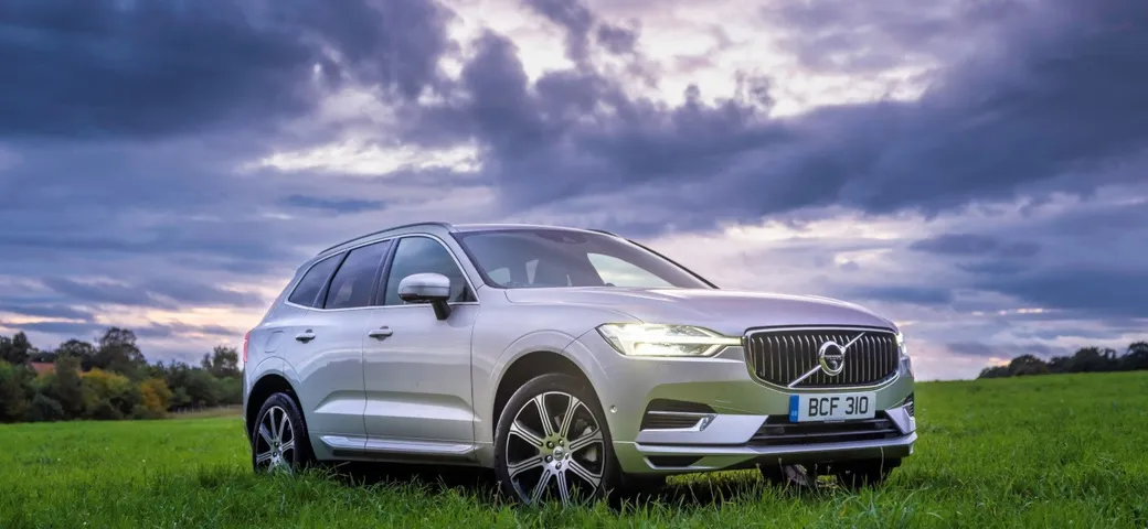 Volvo XC60: le nuove varianti mild-hybrid e plug-in hybrid